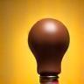Glühbirne mit Schokolade als Symbol für Innovationskraft